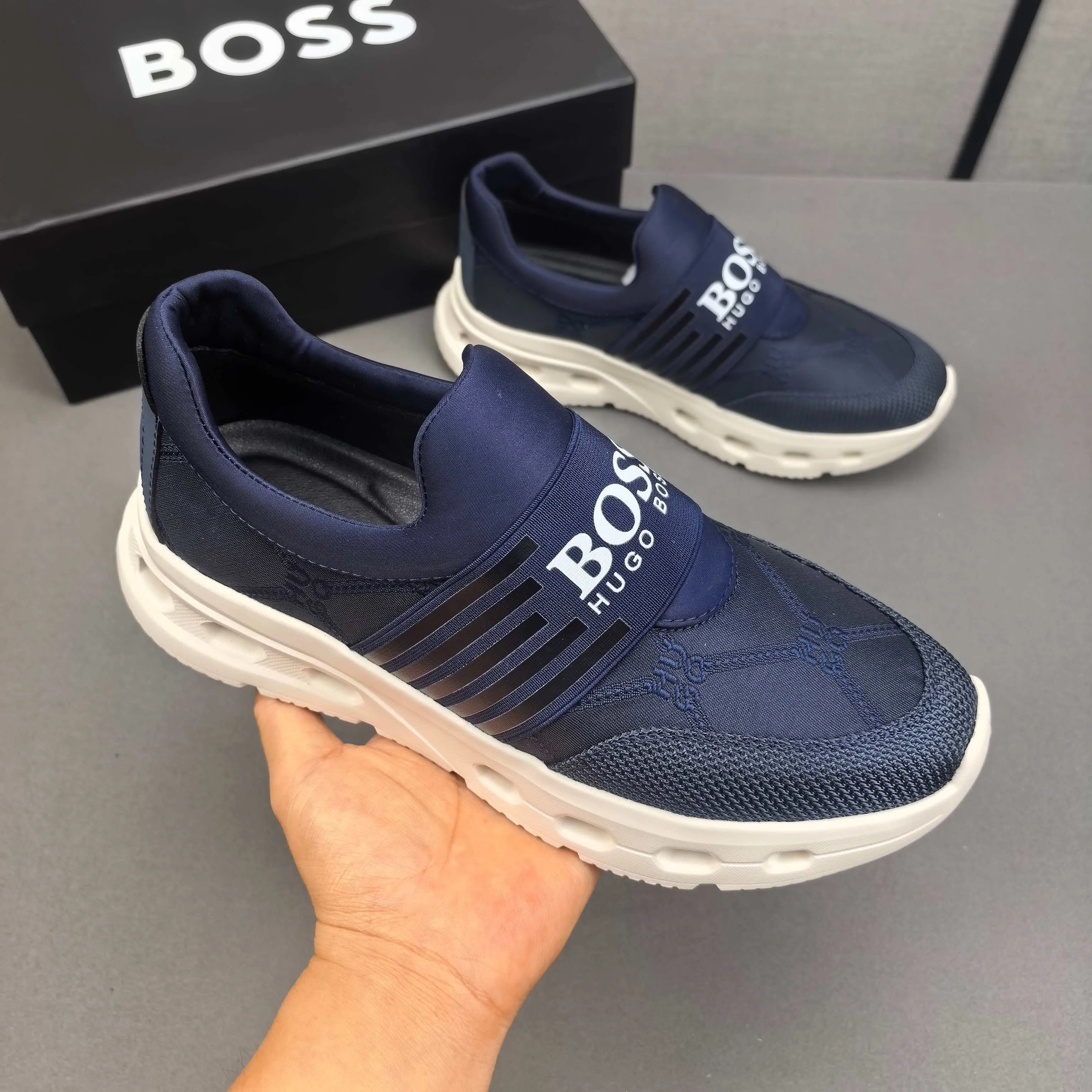 PP420❣️❣️❣️BOSS’s new 🆕low-top casual sneakers, made of breathable mesh, with brand signature details on the shoe collar to enhance style. Fashionable and versatile, it can complement any look. With a sophisticated design that is both dynamic and modern, this new must-have shoe adds a new dimension to Dior's legacy, displaying modern elegance. Men's shoes 38-44 45🉑️customized